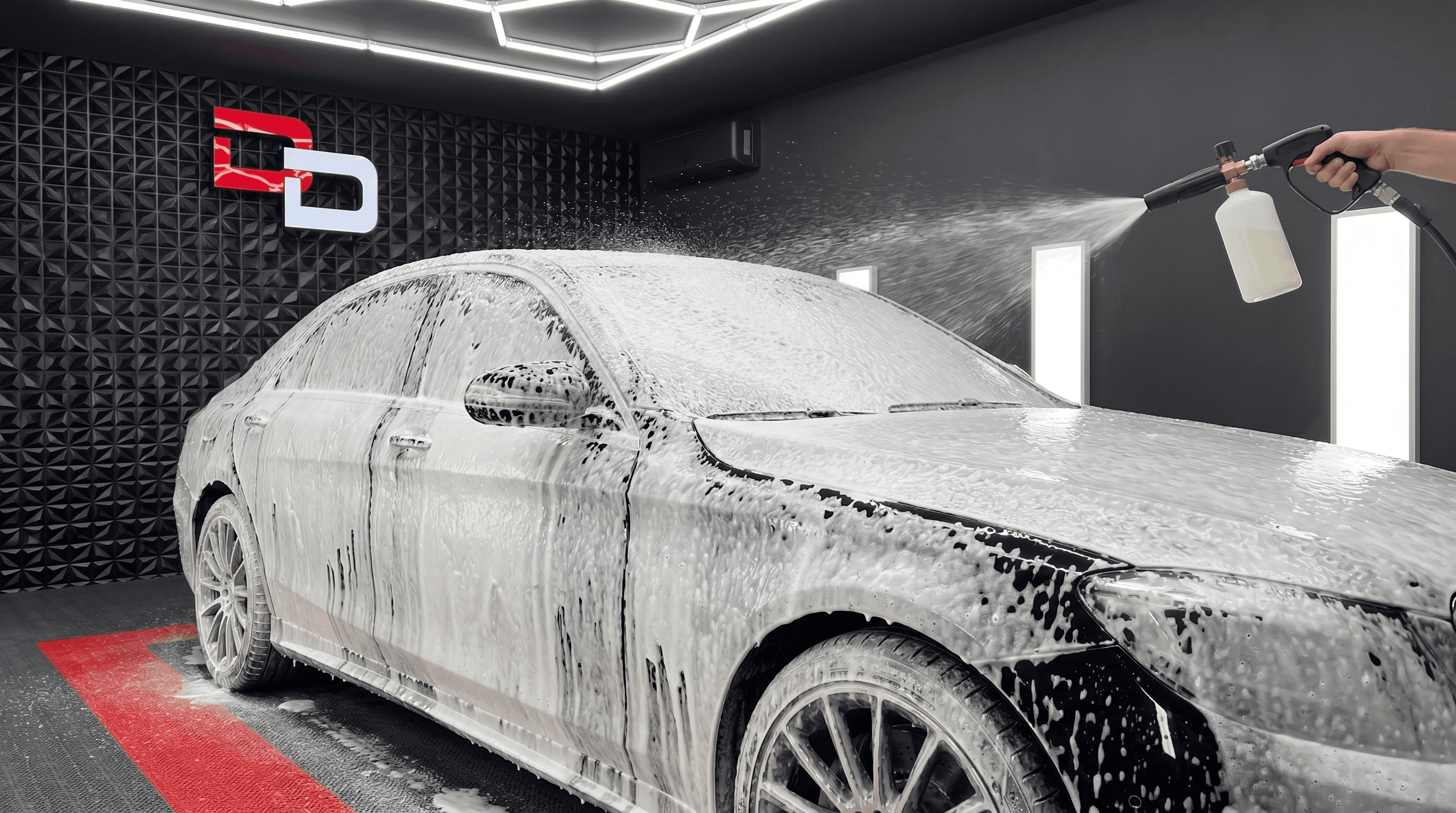 Snow foam пред-миење на автомобил во Dolphin Detailing студио